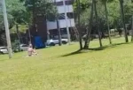 Maringá – Mulher é flagrada tomando banho de sol em praça e repercute nas redes sociais (veja o vídeo)