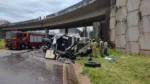 Maringá – Caminhão cai de viaduto após motorista perder o controle (veja o vídeo)