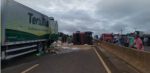 Grave Acidente – Caminhão tomba em cima de carro em Corbélia
