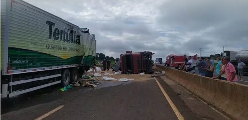 Grave Acidente – Caminhão tomba em cima de carro em Corbélia