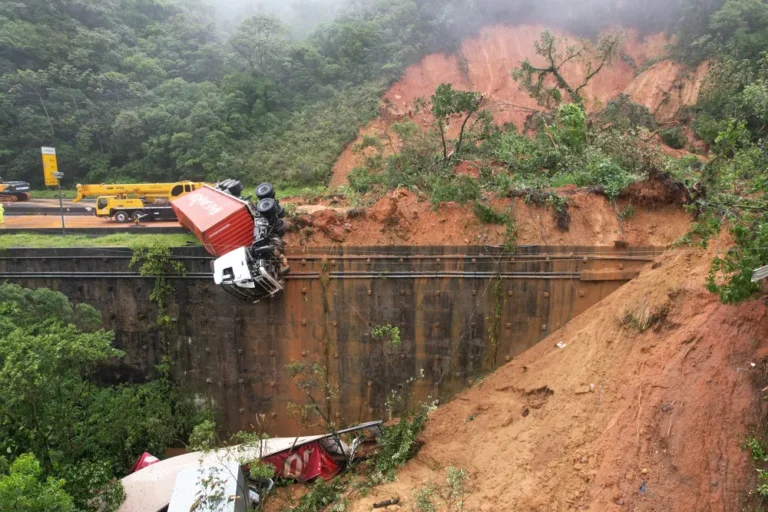 Deslizamento de Terra – Estima-se que trinta pessoas estão desaparecidas, Corpo de Bombeiros e Defesa Civil entram no 3º dia de buscas