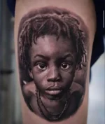 Tatuagem – Tatuador de SP é denunciado por usar sem autorização foto de menino negro após vencer concurso