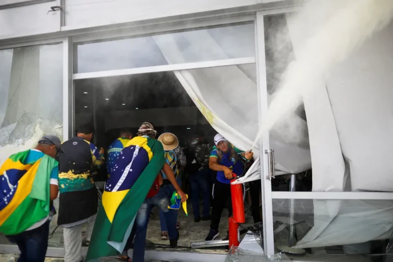 Terrorismo em Brasília: Veja a lista de presos por invasão à Praça dos Três Poderes, lista chega a 736 nomes