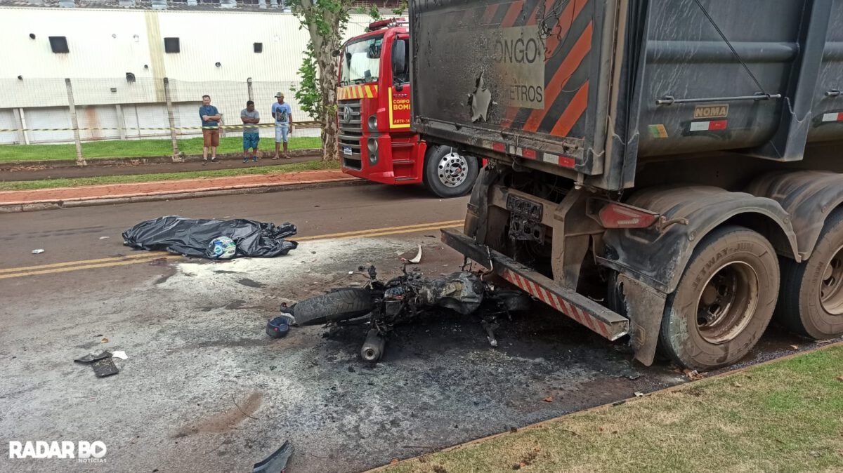 Acidente – Em alta velocidade, motociclcista colide contra carreta e morre após explosão em Toledo (veja o vídeo)
