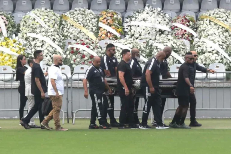 Pelé – Velório do Rei do Futebol no gramado da Vila, público começa a se despedir de Pelé