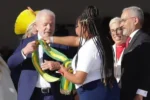 Presidente – Lula recebe faixa presidencial das mãos de  catadora de recicláveis, moradora do DF