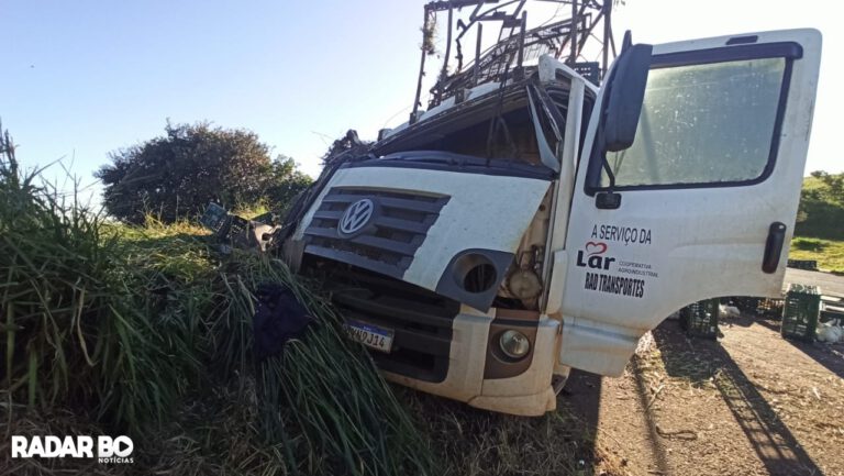 Acidente – Caminhão carregado com frango “capota” na BR 467 entre Toledo e Cascavel