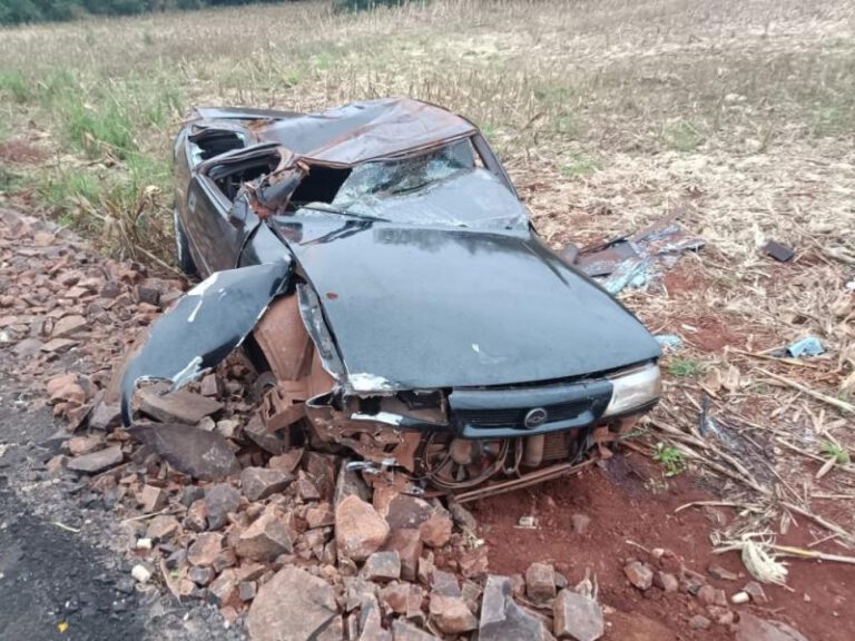 Grave Acidente – Motorista perde o controle e capota veículo entre Mercedes e Arroio Guaçu