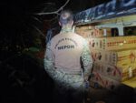 Guaíra – Polícia Federal e BPFron localizam depósito e apreendem veículo carregado com cigarro paraguaio