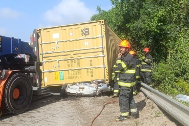 Tragédia – No litoral de SP uma carreta com contêiner tomba e esmaga carro e mata três pessoas