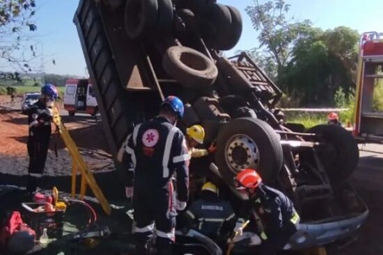 Acidente – Caminhão tomba na PR-180 entre Cruzeiro do Oeste e Mariluz