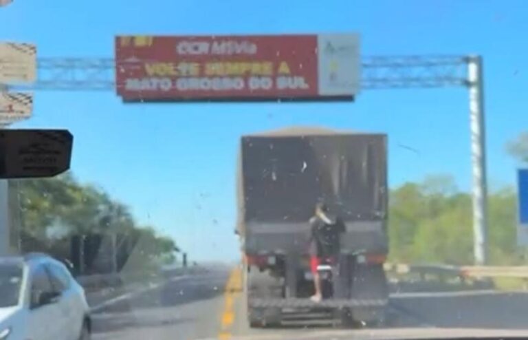 Imprudência – Homem é flagrado pendurado em carreta na BR-163, na Ponte Ayrton Senna
