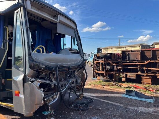 Acidente – Colisão entre ônibus e caminhão boiadeiro no trevo de Maripá