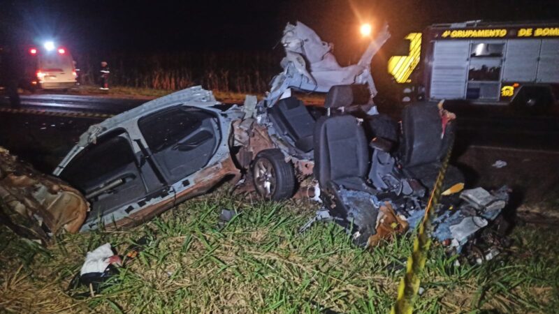 Acidente – Jovem de 19 anos morre em violenta colisão frontal entre carro e carreta na PR-182 em Toledo