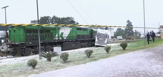 Curitiba – Acidente entre trem, moto, caminhão e carros deixa um morto e um ferido