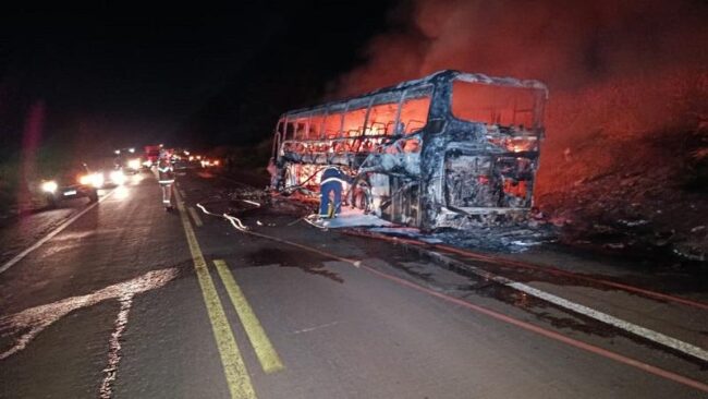 Incêndio – Ônibus com estudantes é destruído pelo fogo entre Toledo e Maripá