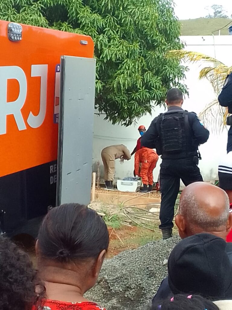 Mortes – Adolescente de 14 anos confessa assassinato dos pais e do irmão no interior do Rio de Janeiro