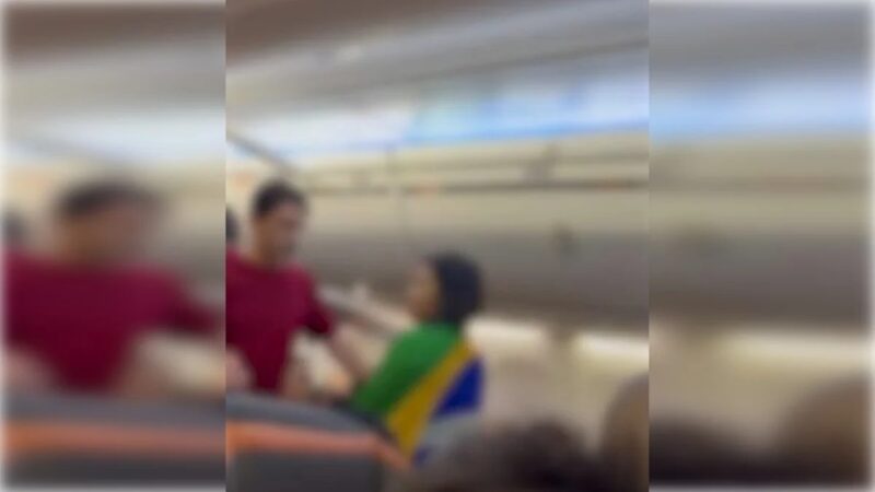 Confusão – Mulher com bandeira do Brasil diz que não viaja com petistas e é expulsa de avião (Vídeo)